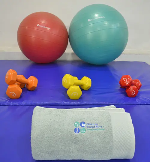 pelotas terapéuticas, mancuernas de colores y de peso para la correcta ejecución de entrenamiento funcional físico