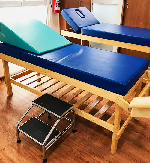 Camillas especiales para masaje y terapias de rehabilitación en la clínica de terapia física y funcional norte
