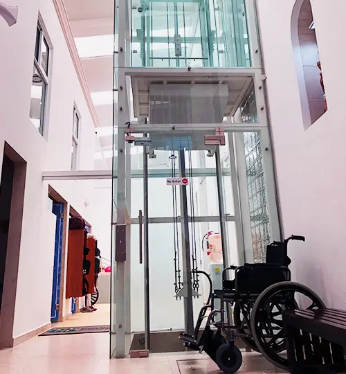 Elevador para pacientes en silla de ruedas de la clínica de terapia física y funcional norte