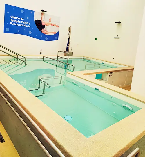 Tanque terapéutico de 35 mil litros de capacidad de agua y centímetros cúbicos en la clínica de terapia física y funcional norte